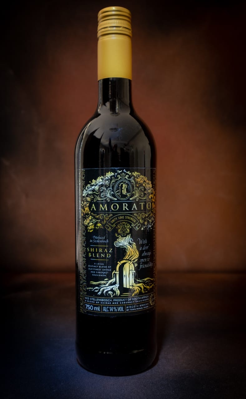 Amorato Kohwo Shiraz Blend bottle, gold-on-black label with the door crest